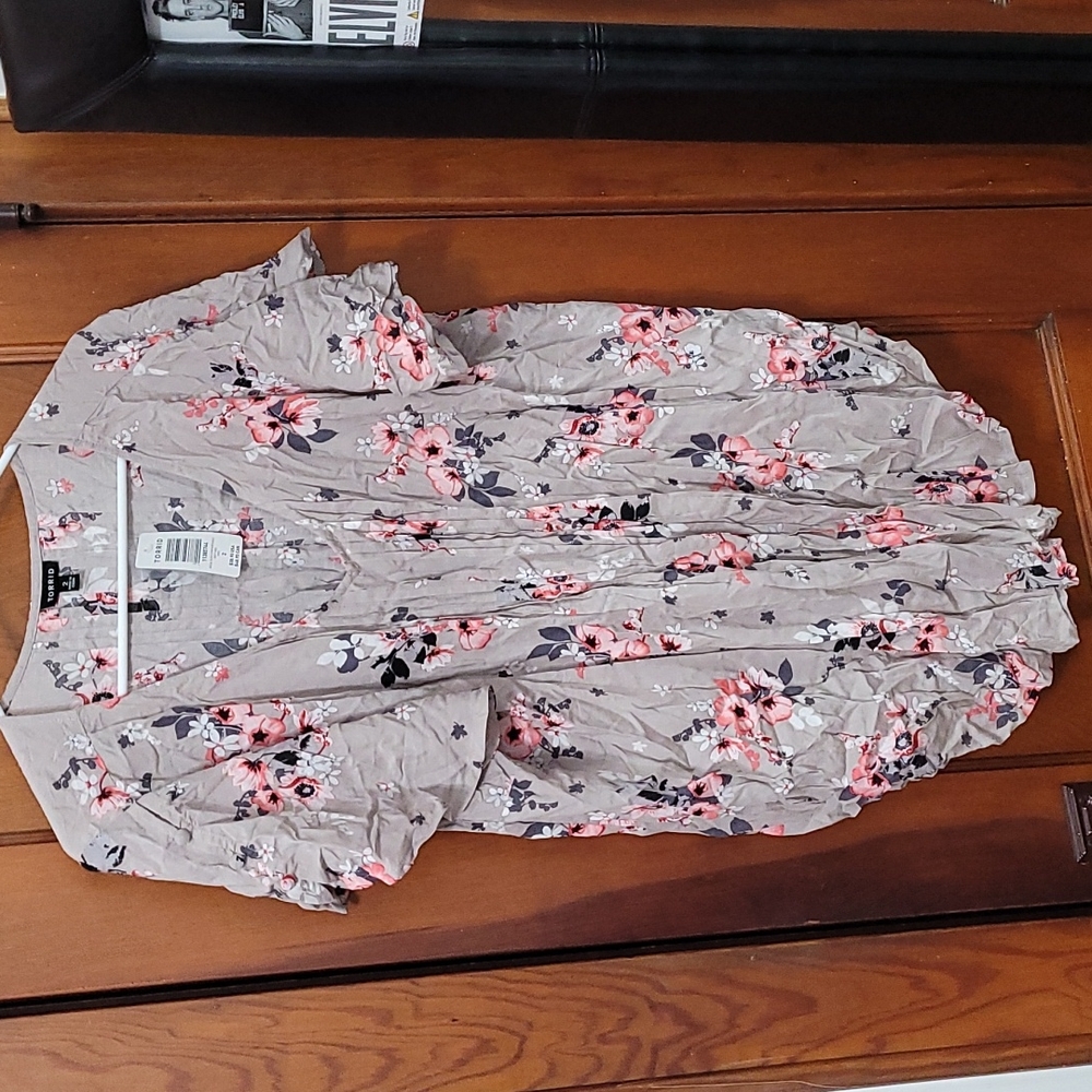 TORRID Flutter Sleeve Gray Floral Top